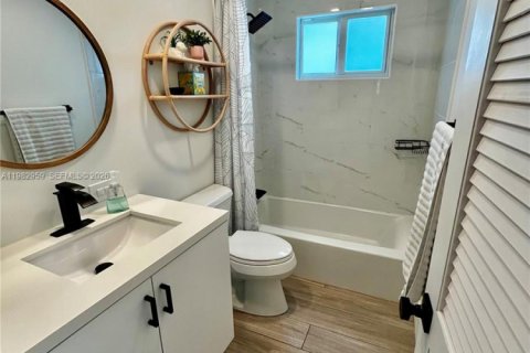 House in Key Largo, Florida 3 bedrooms, 148.46 sq.m. № 2049811 - photo 13