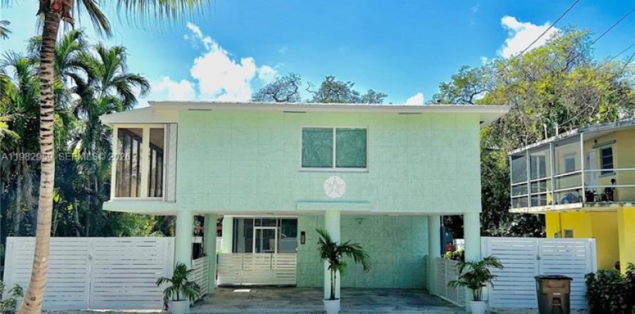 House in Key Largo, Florida 3 bedrooms, 148.46 sq.m. № 2049811