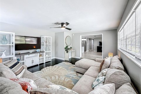 Casa en alquiler en Saint Petersburg, Florida, 3 dormitorios, 145.67 m2 № 1904731 - foto 3