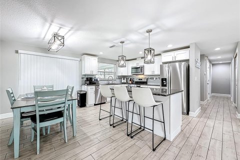 Casa en alquiler en Saint Petersburg, Florida, 3 dormitorios, 145.67 m2 № 1904731 - foto 2