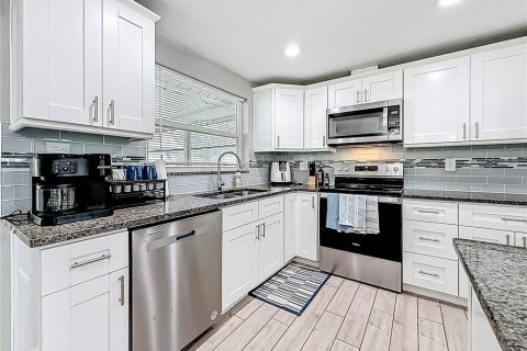 Casa en alquiler en Saint Petersburg, Florida, 3 dormitorios, 145.67 m2 № 1904731 - foto 5