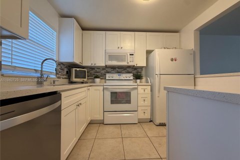 Condominio en venta en Sunrise, Florida, 1 dormitorio, 78.97 m2 № 2053179 - foto 4