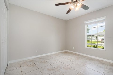 House in Palm Bay, Florida 4 bedrooms, 170.1 sq.m. № 1911266 - photo 11