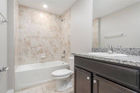 House in Palm Bay, Florida 4 bedrooms, 170.1 sq.m. № 1911266 - photo 12