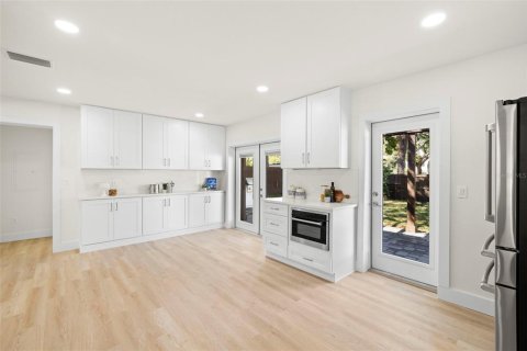 House in Tampa, Florida 3 bedrooms, 165.83 sq.m. № 1557470 - photo 8