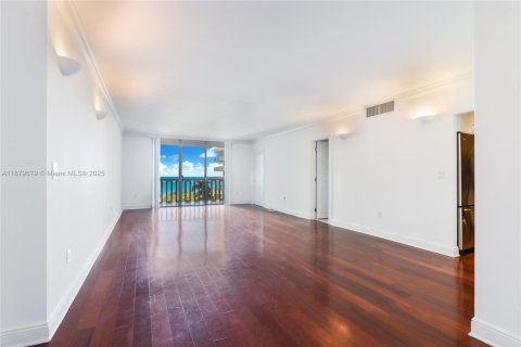 Condominio en alquiler en Bal Harbour, Florida, 2 dormitorios, 128.95 m2 № 1930549 - foto 2