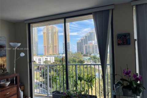 Condo in Sunny Isles Beach, Florida, 2 bedrooms  № 2085991 - photo 21