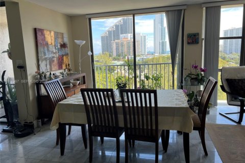 Condo in Sunny Isles Beach, Florida, 2 bedrooms  № 2085991 - photo 13