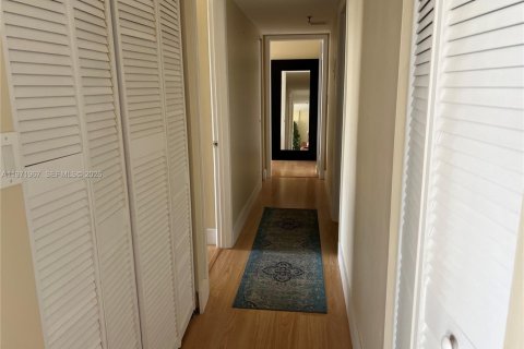 Condo in Sunny Isles Beach, Florida, 2 bedrooms  № 2085991 - photo 12