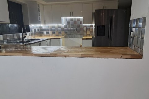 Casa en venta en Miami, Florida, 3 dormitorios, 127.09 m2 № 1954013 - foto 1