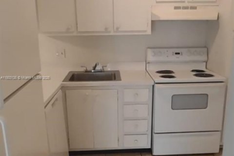 Condominio en venta en Sunrise, Florida, 1 dormitorio, 74.32 m2 № 1865520 - foto 2