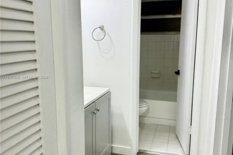 Copropriété à louer à Miami, Floride: 1 chambre, 52.03 m2 № 1995155 - photo 6