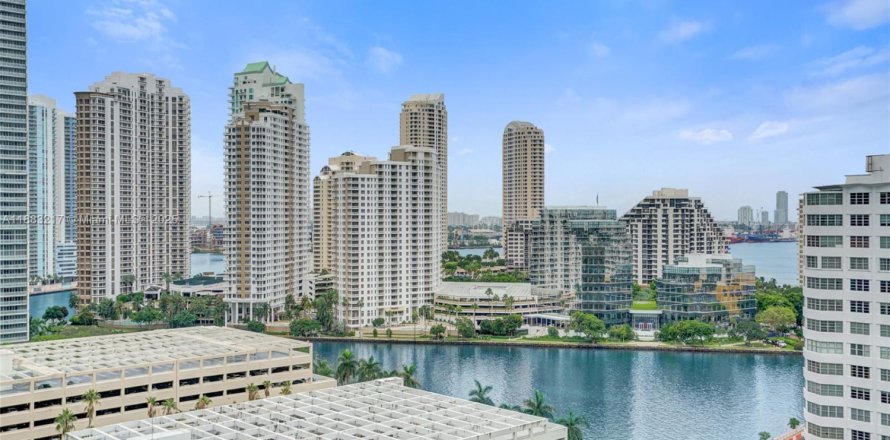 Кондоминиум с 2 спальнями в Майами, Флорида № 2016293