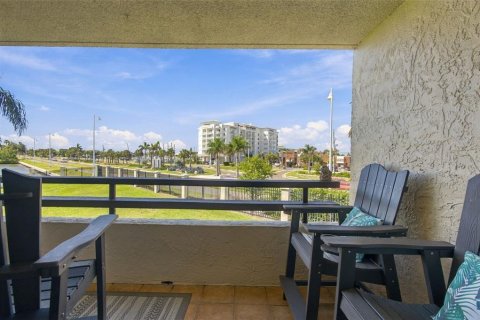 Condo in Tierra Verde, Florida, 2 bedrooms  № 2420619 - photo 20