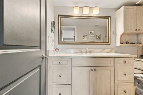 Condo in Tierra Verde, Florida, 2 bedrooms  № 2420619 - photo 18