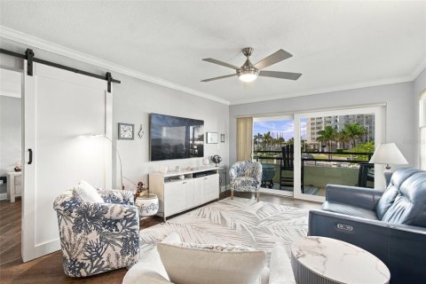 Condo in Tierra Verde, Florida, 2 bedrooms  № 2420619 - photo 9