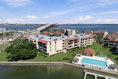 Condo in Tierra Verde, Florida, 2 bedrooms  № 2420619 - photo 21
