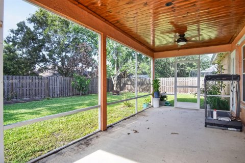 House in Port St. Lucie, Florida 4 bedrooms, 196.4 sq.m. № 2193220 - photo 21