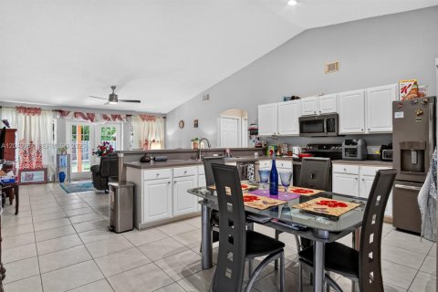 House in Port St. Lucie, Florida 4 bedrooms, 196.4 sq.m. № 2193220 - photo 19