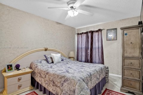 House in Port St. Lucie, Florida 4 bedrooms, 196.4 sq.m. № 2193220 - photo 8