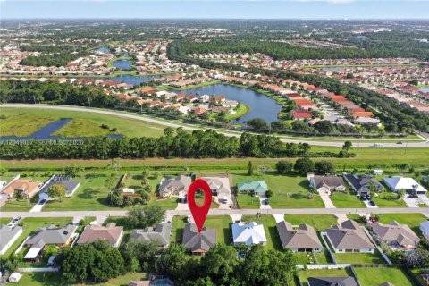House in Port St. Lucie, Florida 4 bedrooms, 196.4 sq.m. № 2193220 - photo 26