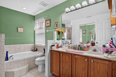 House in Port St. Lucie, Florida 4 bedrooms, 196.4 sq.m. № 2193220 - photo 13