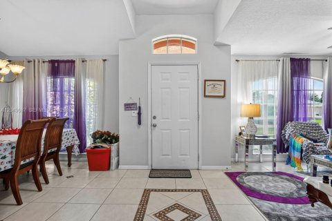 House in Port St. Lucie, Florida 4 bedrooms, 196.4 sq.m. № 2193220 - photo 4