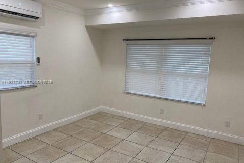 Снять в аренду коммерческую недвижимость в Майами, Флорида 1 спальня, 48.77м2, № 1988015 - фото 1