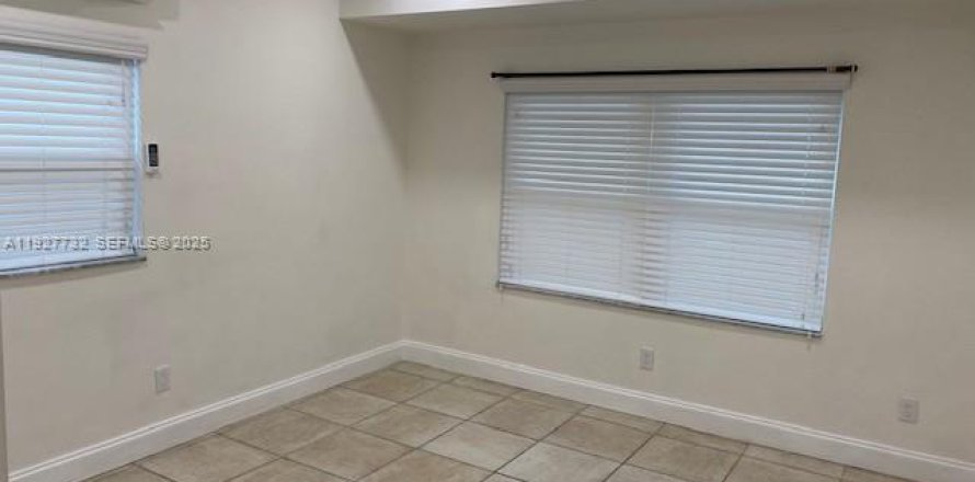 Коммерческая недвижимость в Майами, Флорида 1 спальня, 48.77м2 № 1988015