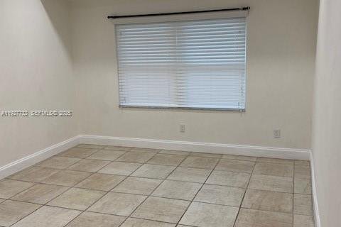 Снять в аренду коммерческую недвижимость в Майами, Флорида 1 спальня, 48.77м2, № 1988015 - фото 2