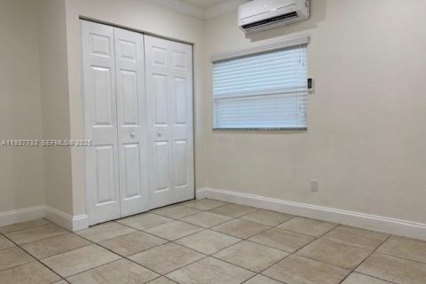 Снять в аренду коммерческую недвижимость в Майами, Флорида 1 спальня, 48.77м2, № 1988015 - фото 3