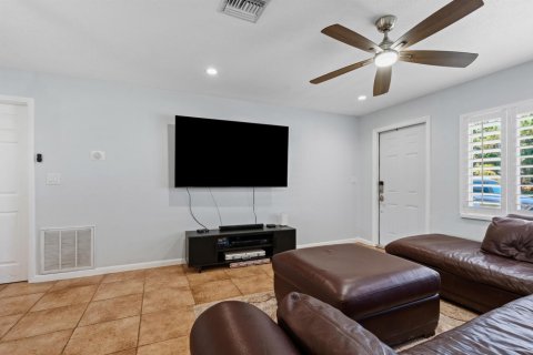 House in Stuart, Florida 4 bedrooms, 132.85 sq.m. № 2249236 - photo 6