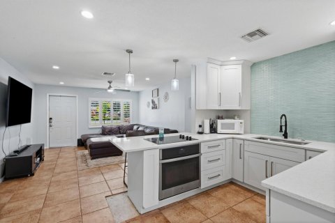 House in Stuart, Florida 4 bedrooms, 132.85 sq.m. № 2249236 - photo 9