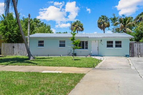 House in Stuart, Florida 4 bedrooms, 132.85 sq.m. № 2249236 - photo 2