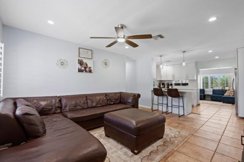 House in Stuart, Florida 4 bedrooms, 132.85 sq.m. № 2249236 - photo 4