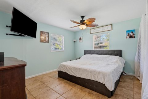 House in Stuart, Florida 4 bedrooms, 132.85 sq.m. № 2249236 - photo 13