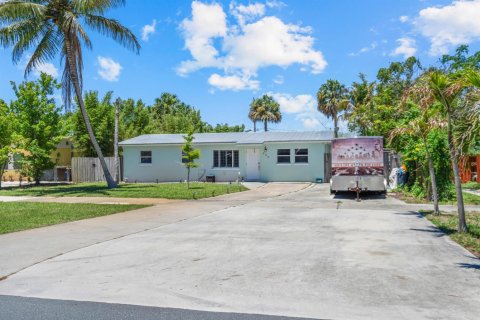 House in Stuart, Florida 4 bedrooms, 132.85 sq.m. № 2249236 - photo 3