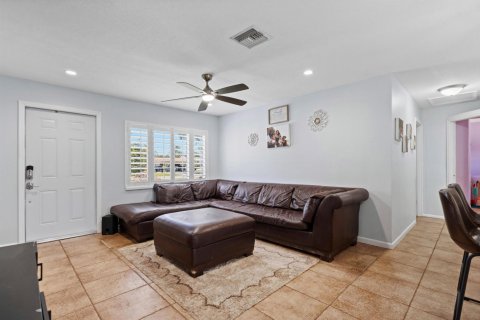 House in Stuart, Florida 4 bedrooms, 132.85 sq.m. № 2249236 - photo 5