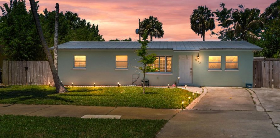 House in Stuart, Florida 4 bedrooms, 132.85 sq.m. № 2249236