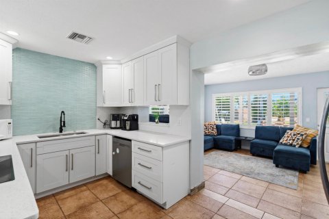 House in Stuart, Florida 4 bedrooms, 132.85 sq.m. № 2249236 - photo 7