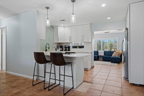 House in Stuart, Florida 4 bedrooms, 132.85 sq.m. № 2249236 - photo 11