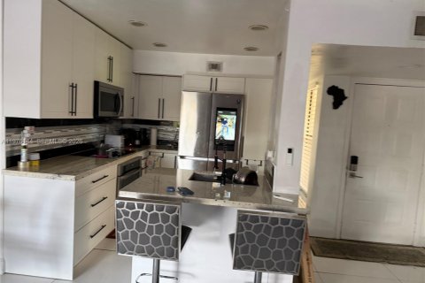 Condo in Miami, Florida, 3 bedrooms  № 2040472 - photo 4