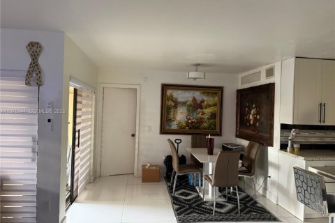 Condo in Miami, Florida, 3 bedrooms  № 2040472 - photo 3