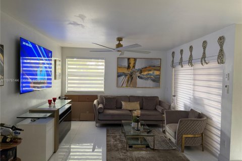 Condo in Miami, Florida, 3 bedrooms  № 2040472