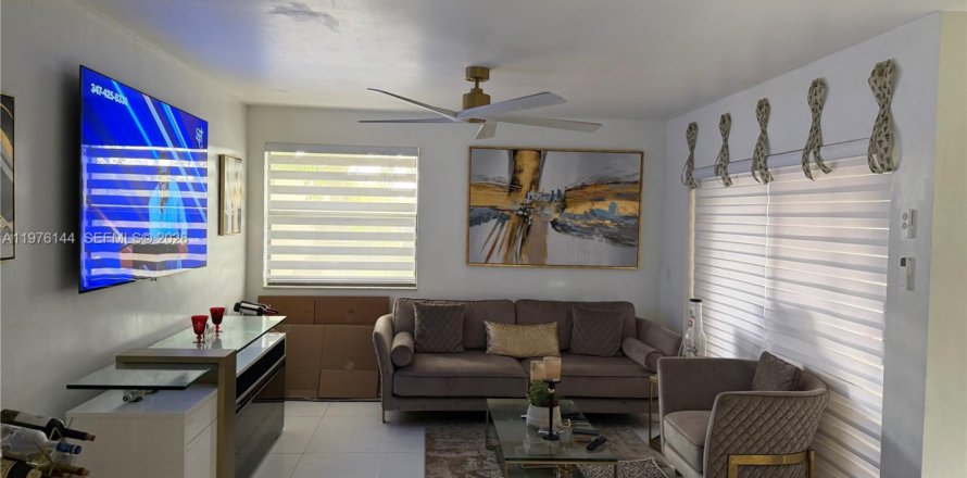 Condo in Miami, Florida, 3 bedrooms  № 2040472