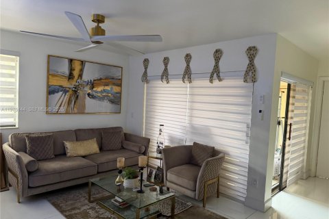 Condo in Miami, Florida, 3 bedrooms  № 2040472 - photo 2