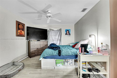 House in Riviera Beach, Florida 3 bedrooms, 120.68 sq.m. № 1816485 - photo 8