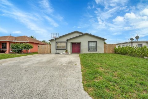 House in Riviera Beach, Florida 3 bedrooms, 120.68 sq.m. № 1816485 - photo 1