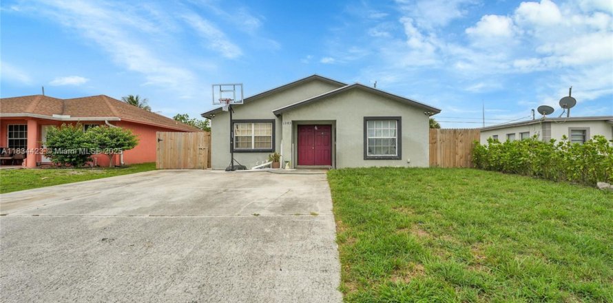 House in Riviera Beach, Florida 3 bedrooms, 120.68 sq.m. № 1816485