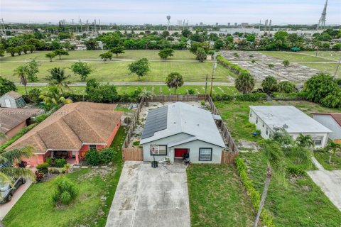 House in Riviera Beach, Florida 3 bedrooms, 120.68 sq.m. № 1816485 - photo 21